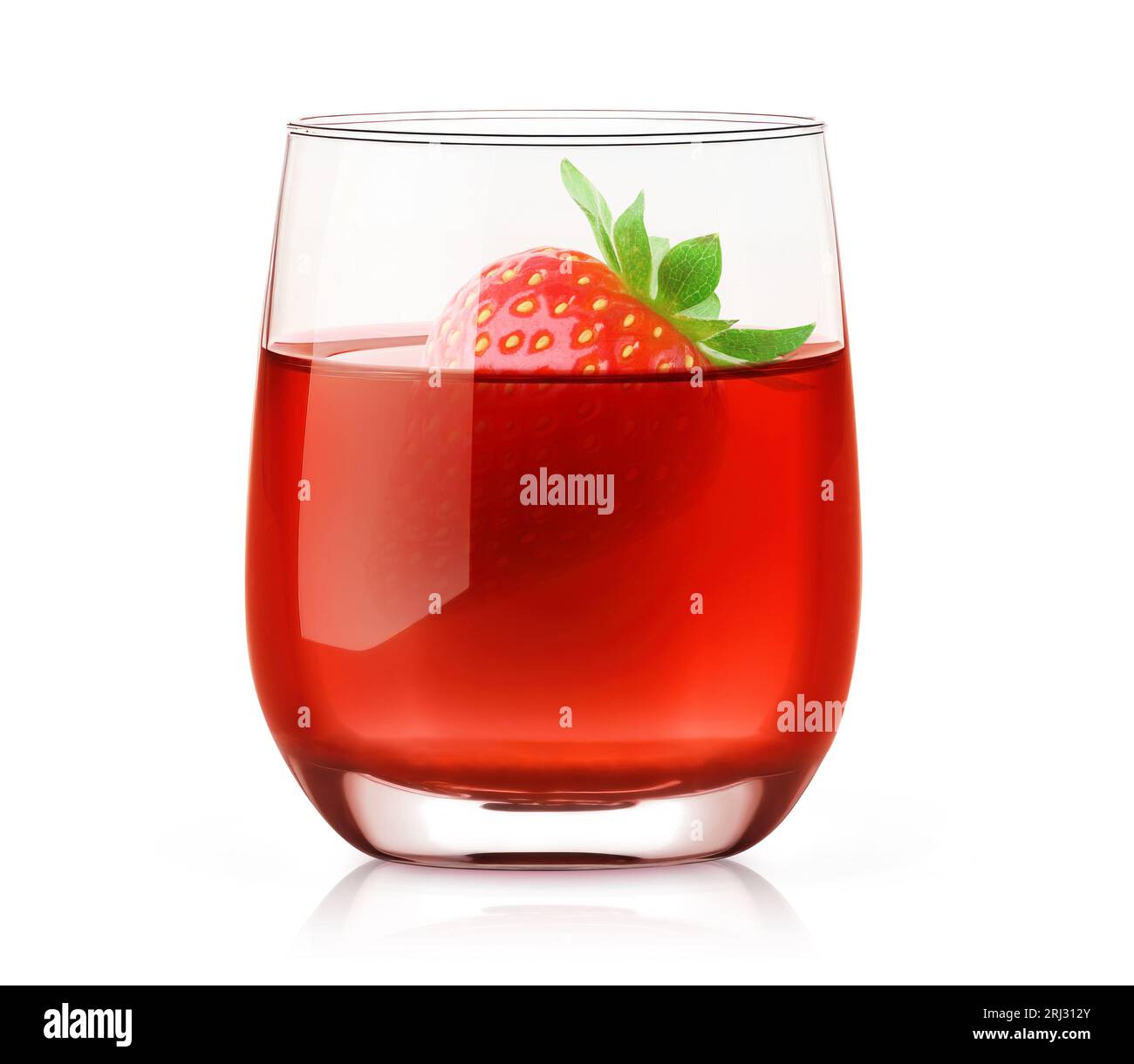 Boisson fraîche de fraise dans un verre, isolé sur fond blanc Banque D'Images