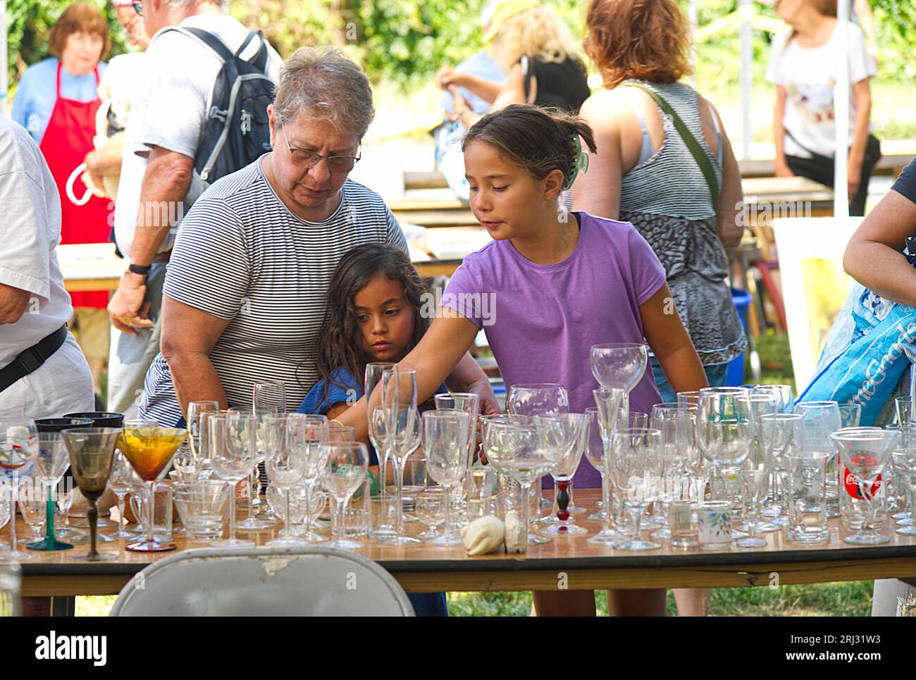 Examen de verrerie à une foire annuelle de l'église et un marché aux puces, Dennis, Massachusetts, à Cape Cod, USA Banque D'Images