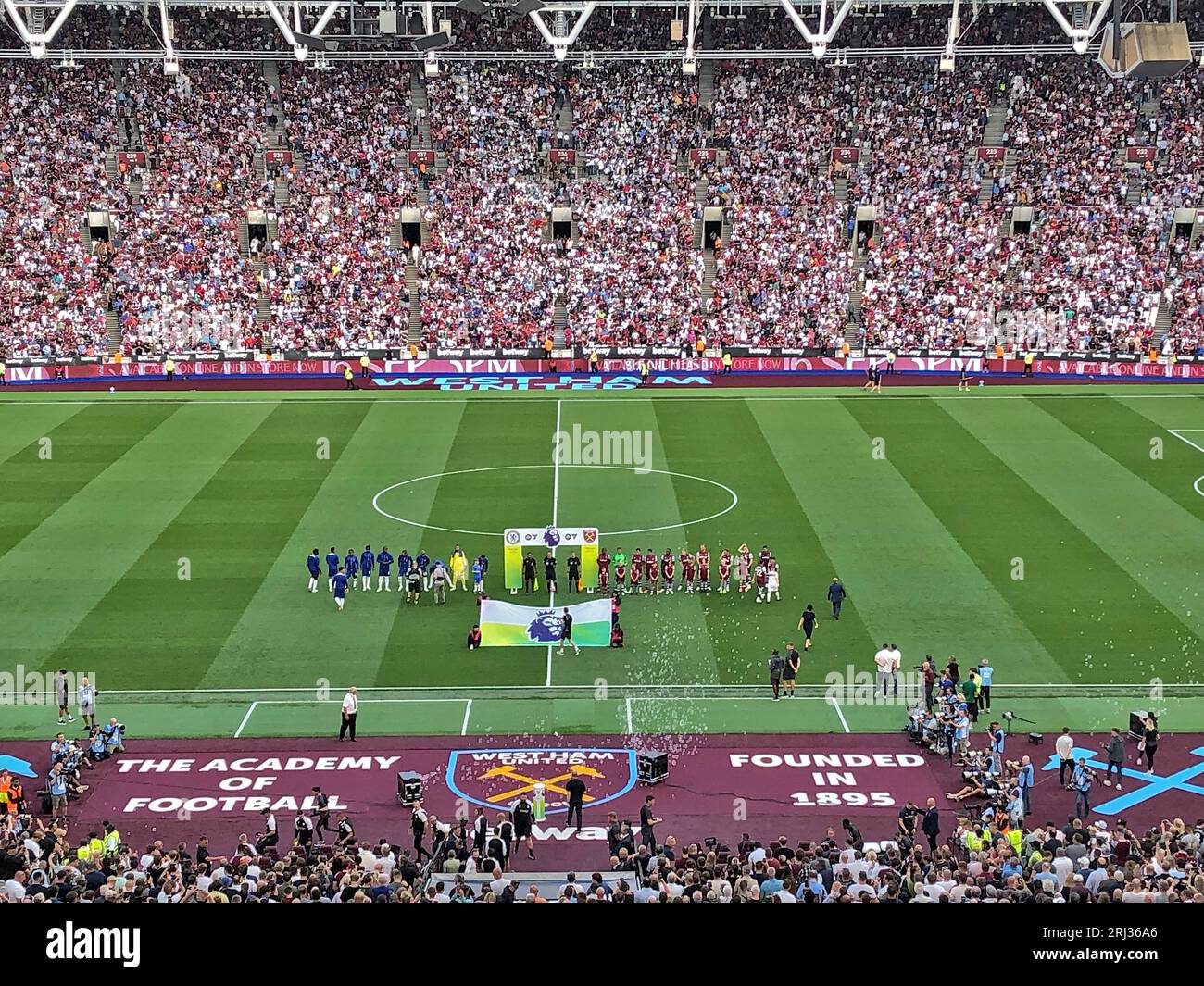 Fanion réaliste 3d avec le drapeau de l'Angleterre | Vecteur Premium
