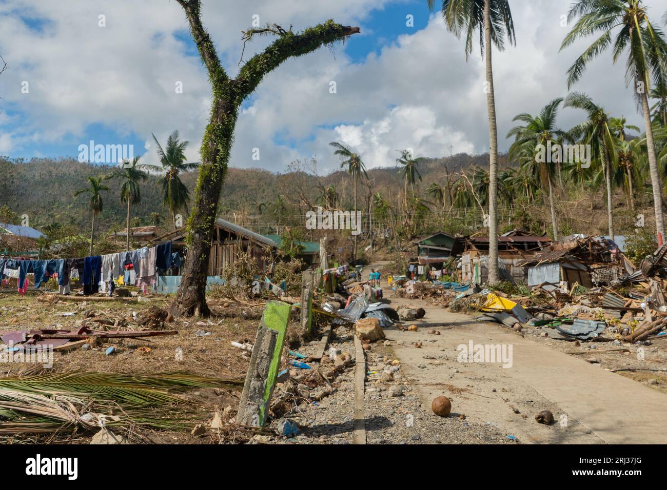 Séquelles du typhon Odette (Rai) dans un village côtier du sud de Leyte, Philippines Banque D'Images