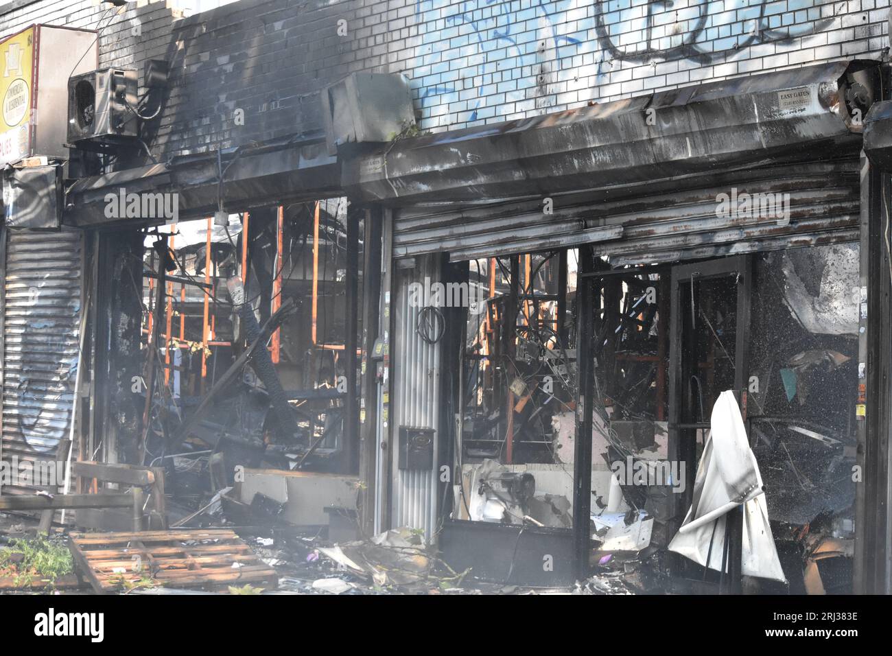 Brooklyn, États-Unis. 20 août 2023. Débris et gravats laissés après l'impact de l'incendie. 5-Alarm Fire endommage plusieurs magasins sur Lee Avenue à Brooklyn, New York. Plusieurs pompiers ont été blessés et plusieurs structures ont été englouties dans les flammes et totalement détruites à cause de l'incendie. (Photo de Kyle Mazza/SOPA Images/Sipa USA) crédit : SIPA USA/Alamy Live News Banque D'Images