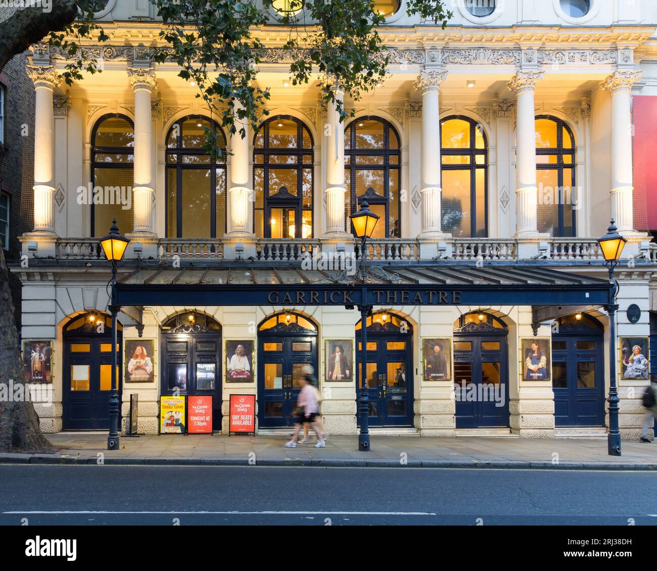 Londres, Royaume-Uni - 28 juillet 2023 ; des lumières illuminent le Garrick Theatre à Londres en soirée Banque D'Images