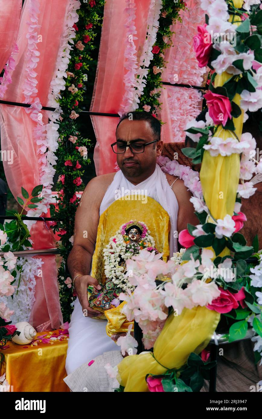 20 août 2023. Bhaktivedanta Manor célèbre ses 50 ans avec une procession de boeufs peints et de vaches, tandis que les dévots de Hare Krishna chantent et dansent leur chemin avec eux. Crédit : Simon King/Alamy Live News Banque D'Images