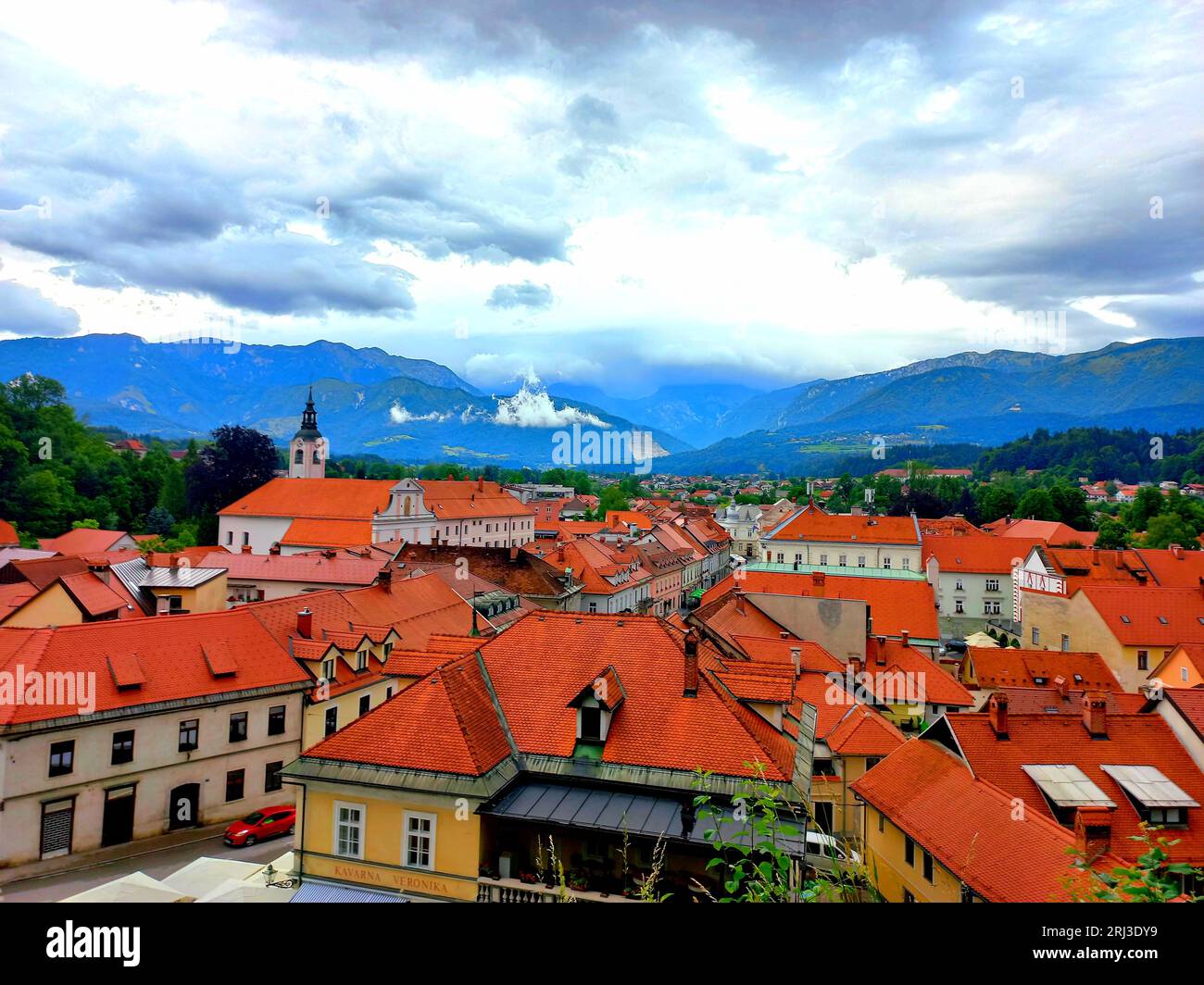 Une vue aérienne d'un paysage urbain avec des toits rouges Banque D'Images