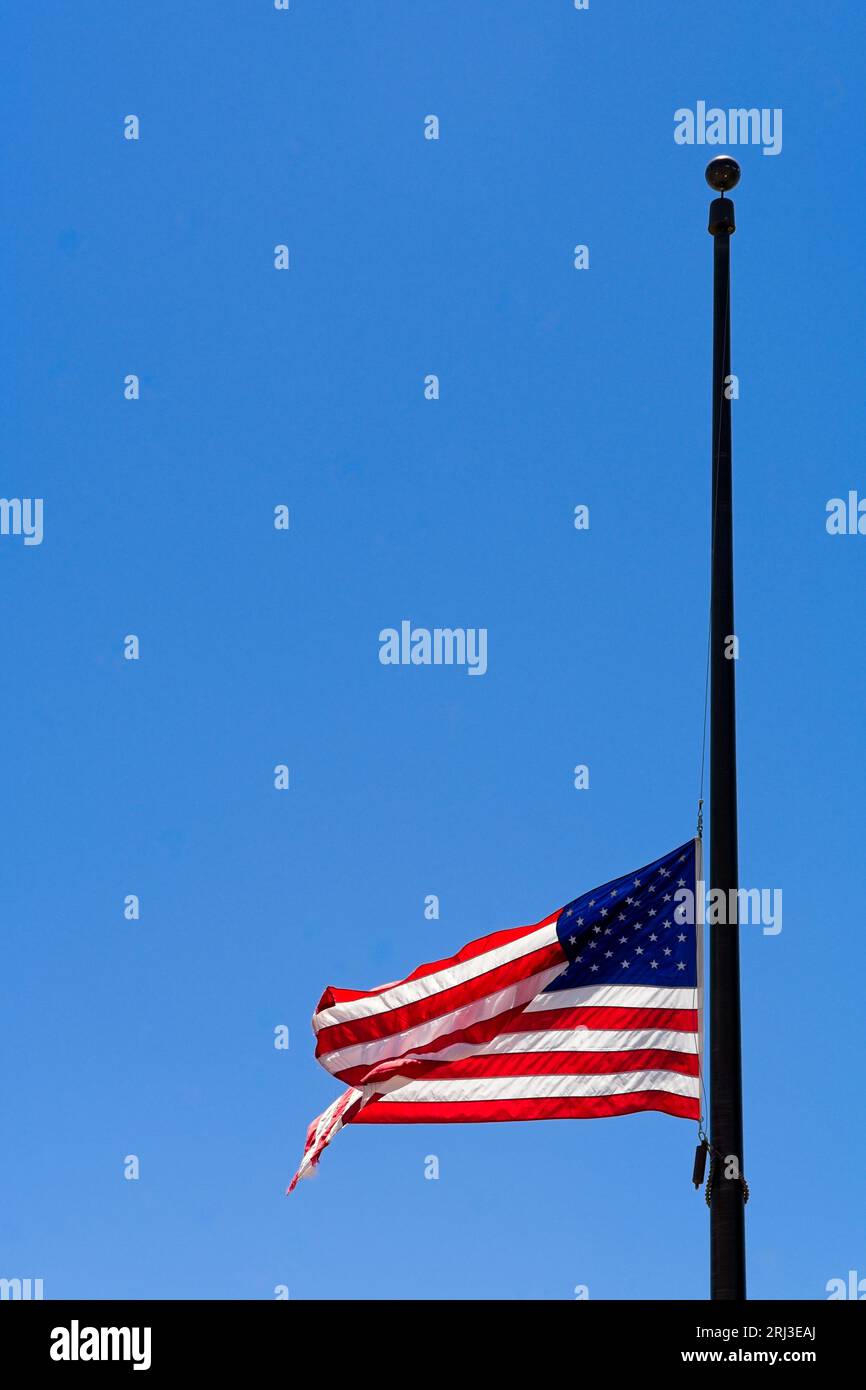Drapeau américain volant en Berne posé contre le ciel bleu Banque D'Images