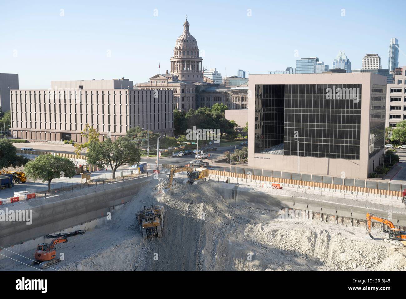 Austin, Texas, États-Unis. 17 août 2023. Les équipes de construction du Texas travaillent à creuser les fondations de deux nouveaux immeubles de bureaux de l'État de cinq et huit étages juste au nord du Capitole du Texas à Austin le 17 août 2023. Les travailleurs travaillent sous une vague de chaleur implacable et record au Texas de plus de 45 jours au-dessus de 100 degrés de température. Le bâtiment ouvrira en 2026 pour consolider plusieurs agences de l'État maintenant dans l'espace loué. (Image de crédit : © Bob Daemmrich/ZUMA Press Wire) USAGE ÉDITORIAL SEULEMENT! Non destiné à UN USAGE commercial ! Banque D'Images