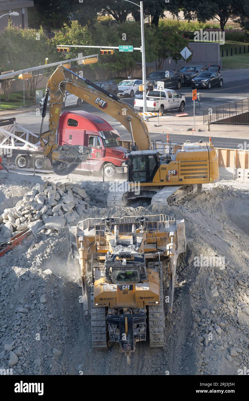 Austin, Texas, États-Unis. 17 août 2023. Les équipes de construction du Texas travaillent à creuser les fondations de deux nouveaux immeubles de bureaux de l'État de cinq et huit étages juste au nord du Capitole du Texas à Austin le 17 août 2023. Les travailleurs travaillent sous une vague de chaleur implacable et record au Texas de plus de 45 jours au-dessus de 100 degrés de température. Le bâtiment ouvrira en 2026 pour consolider plusieurs agences de l'État maintenant dans l'espace loué. (Image de crédit : © Bob Daemmrich/ZUMA Press Wire) USAGE ÉDITORIAL SEULEMENT! Non destiné à UN USAGE commercial ! Banque D'Images