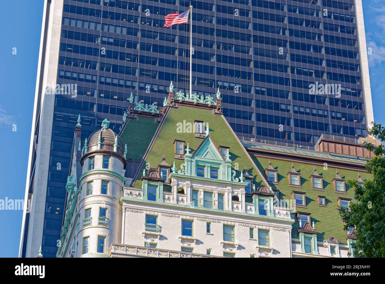 The Plaza, un monument de New York, conçu par Henry J. Hardenbergh dans le style Renaissance française. Le bâtiment Solow à façade vitrée est la toile de fond. Banque D'Images