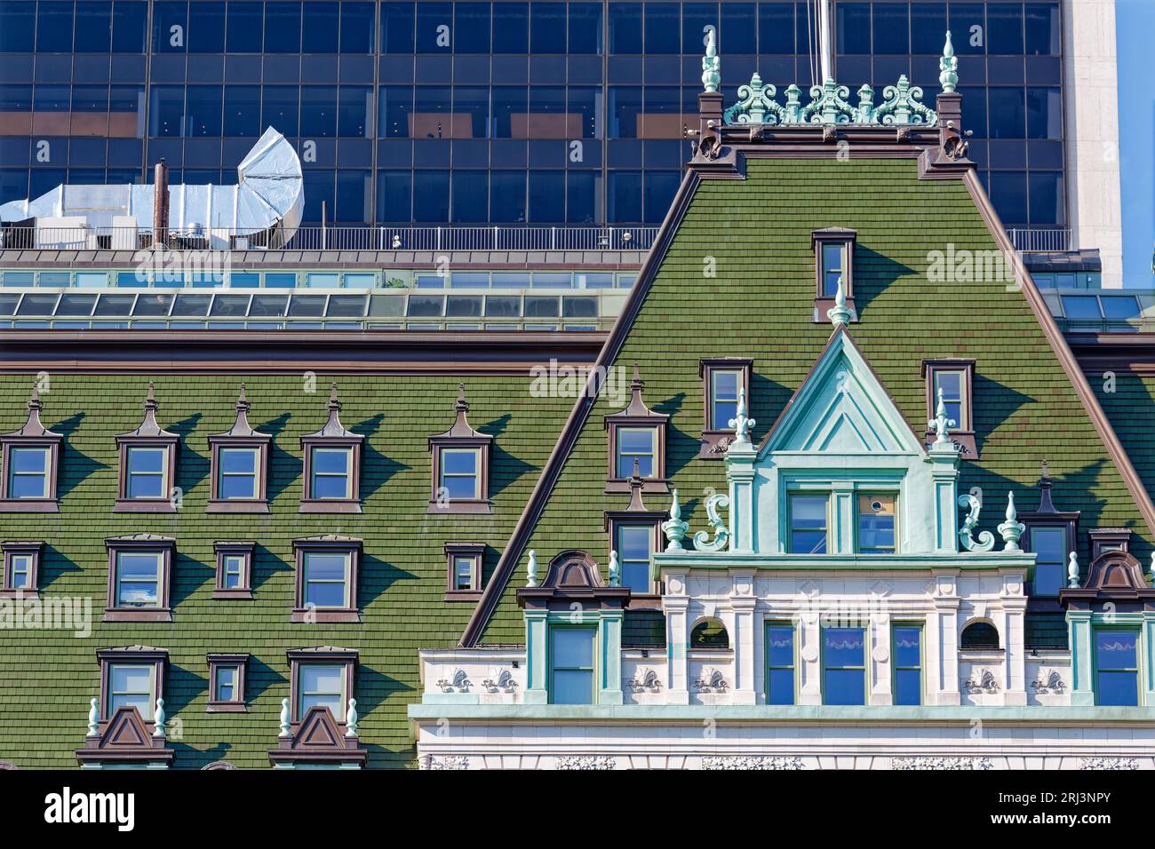 The Plaza, un monument de New York, conçu par Henry J. Hardenbergh dans le style Renaissance française. Le bâtiment Solow à façade vitrée est la toile de fond. Banque D'Images