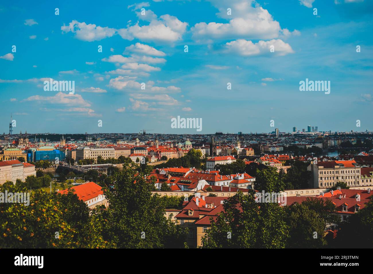 Une vue aérienne du paysage urbain de Prague avec ses toits rouges vibrants, vue de loin Banque D'Images