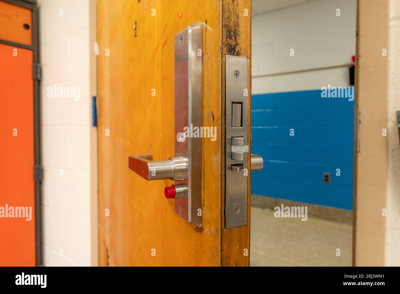 Ouvrez la porte de la salle de classe avec une nouvelle quincaillerie de porte avec des verrous de sécurité pour un verrouillage. Banque D'Images