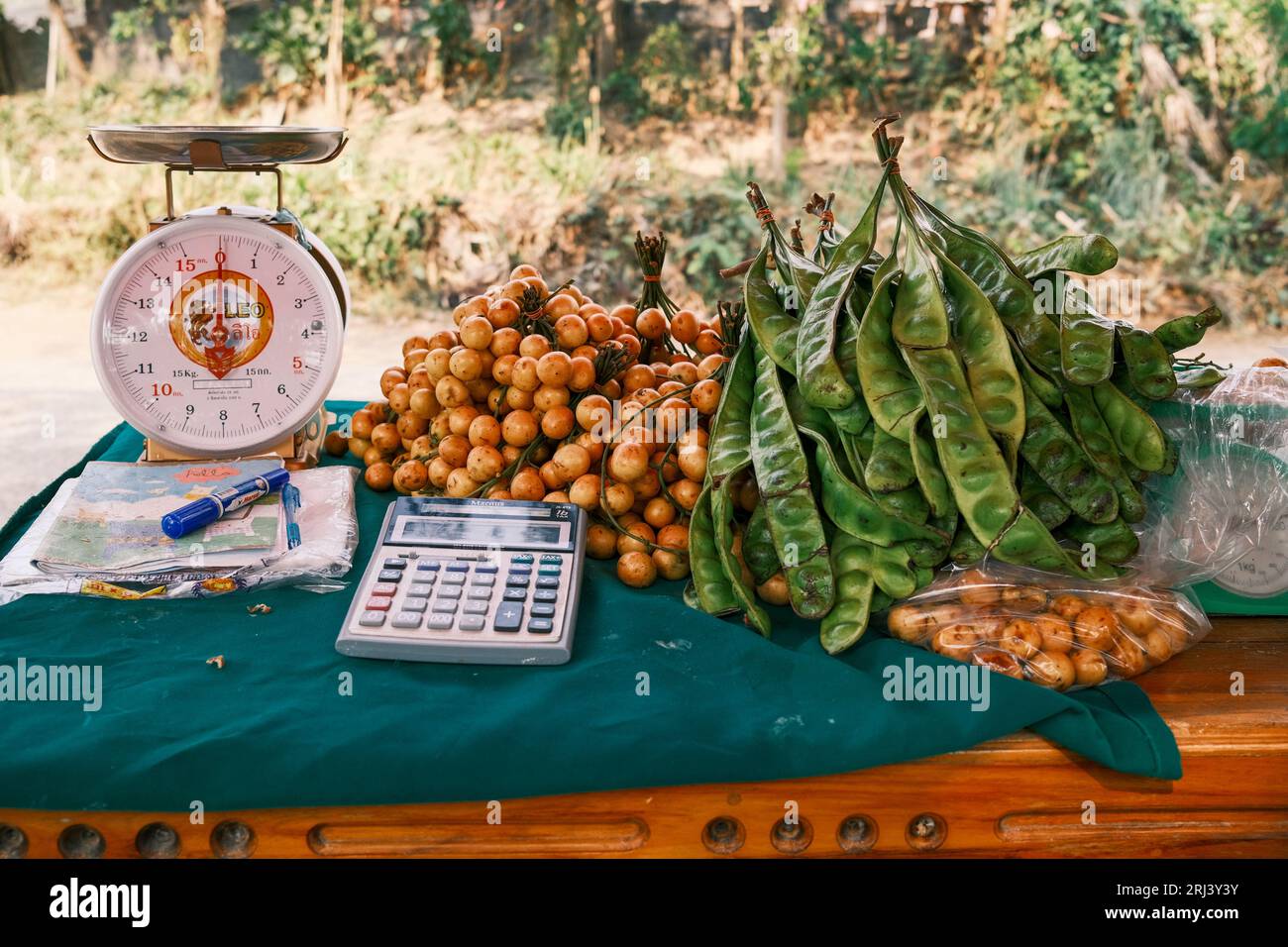 Une gamme vibrante de fruits frais à vendre sur le marché de la province de Loei, Thaïlande Banque D'Images