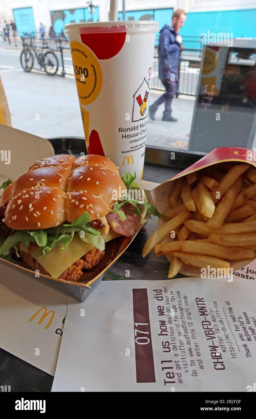 McDonalds restaurant de restauration rapide McCrispy Burger Meal, Unit 18-22 Clayton Square Shopping Centre, Church St, Liverpool, Angleterre, L1 1QR Banque D'Images