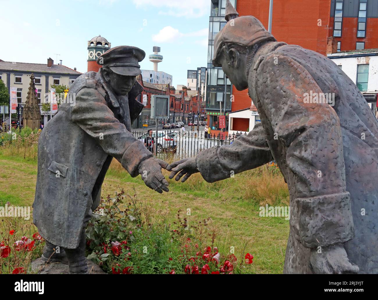 Sculpture trêve de Noël, connue sous le nom de 'All Together Now' par Andy Edwards, à St Lukes, The Bombed Out Church, Reece St, Liverpool, L1 2TR Banque D'Images