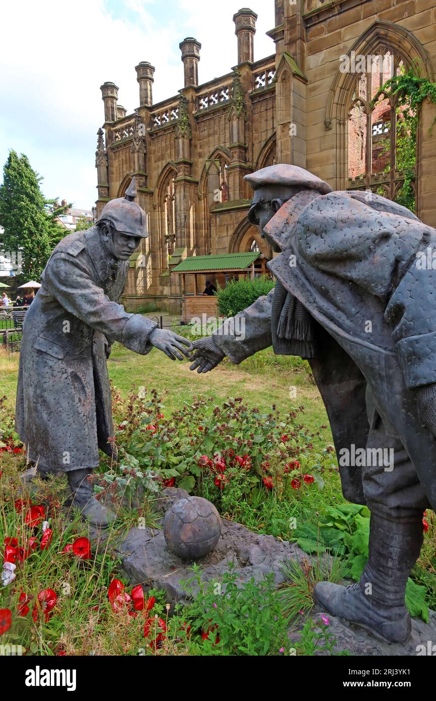 Sculpture trêve de Noël, connue sous le nom de 'All Together Now' par Andy Edwards, à St Lukes, The Bombed Out Church, Reece St, Liverpool, L1 2TR Banque D'Images