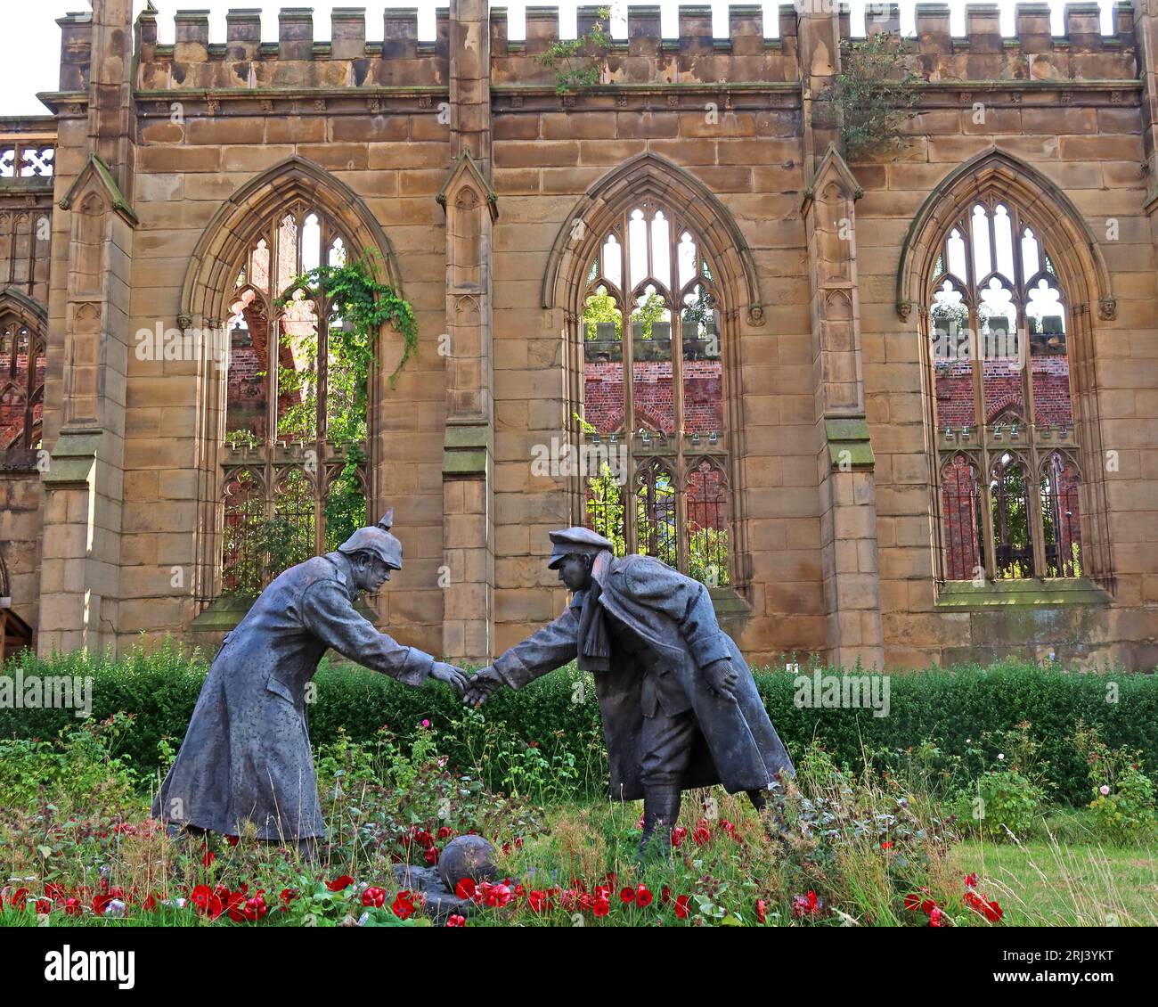 Sculpture trêve de Noël, connue sous le nom de 'All Together Now' par Andy Edwards, à St Lukes, The Bombed Out Church, Reece St, Liverpool, L1 2TR Banque D'Images