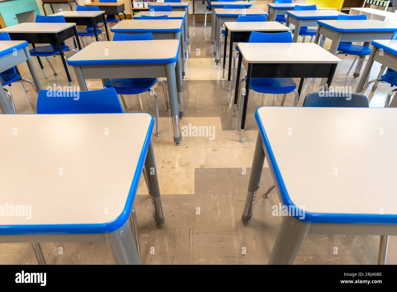 Exemple d'une salle de classe secondaire américaine vide et non-exposant avec des bureaux. Banque D'Images