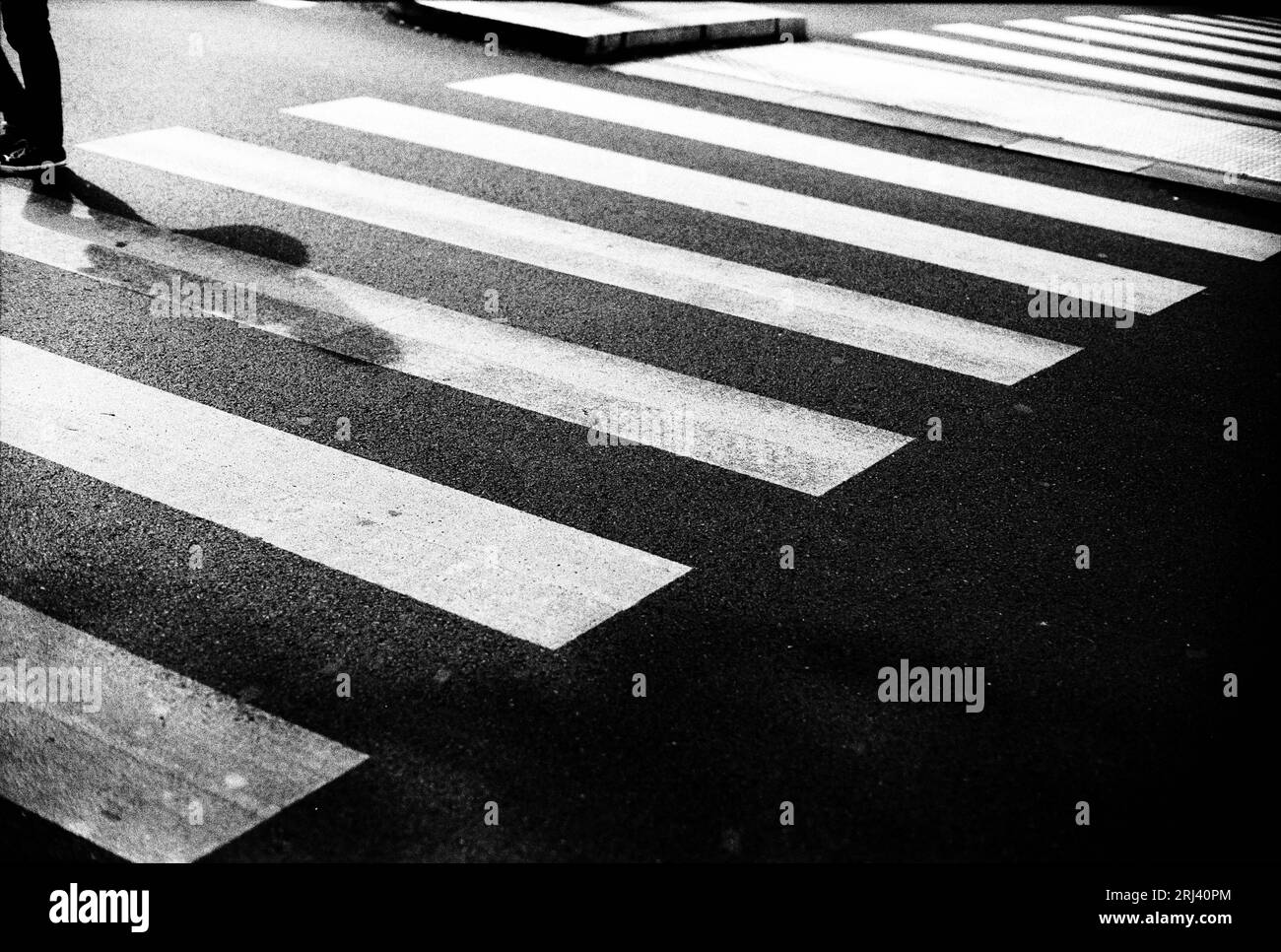 Chemin piétonnier à Paris, France avec une esthétique photographique en noir et blanc Banque D'Images