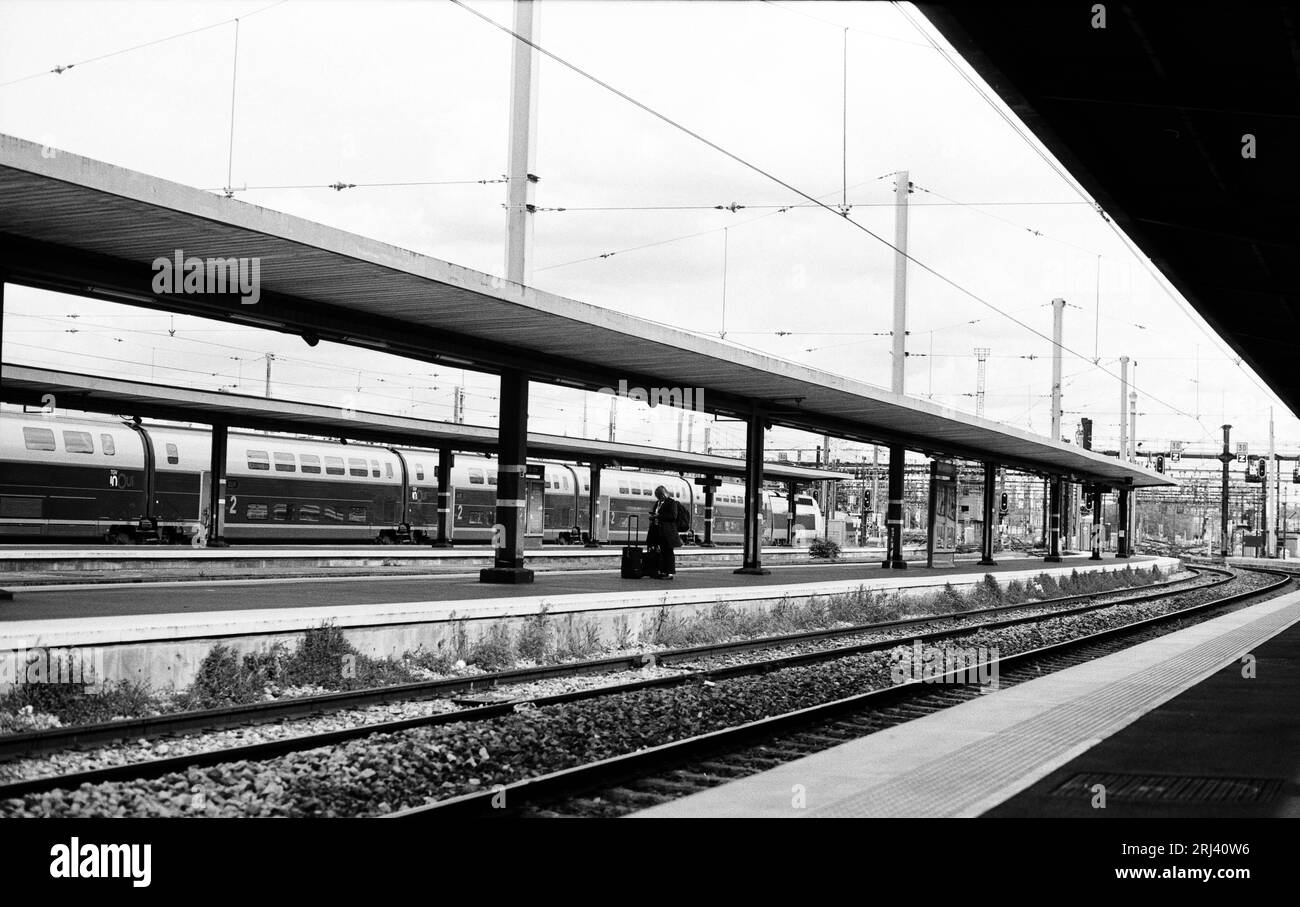 Une photographie en noir et blanc d'un quai de gare à Paris, France Banque D'Images