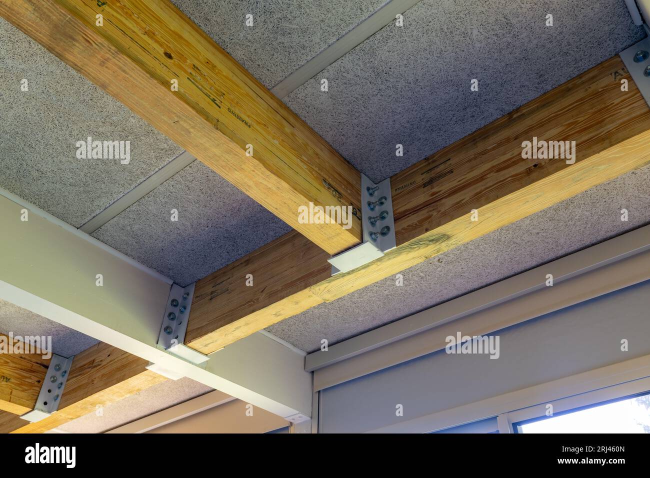 Utilisation de poutres stratifiées durables en colle bois pour renforcer un bâtiment existant. Banque D'Images