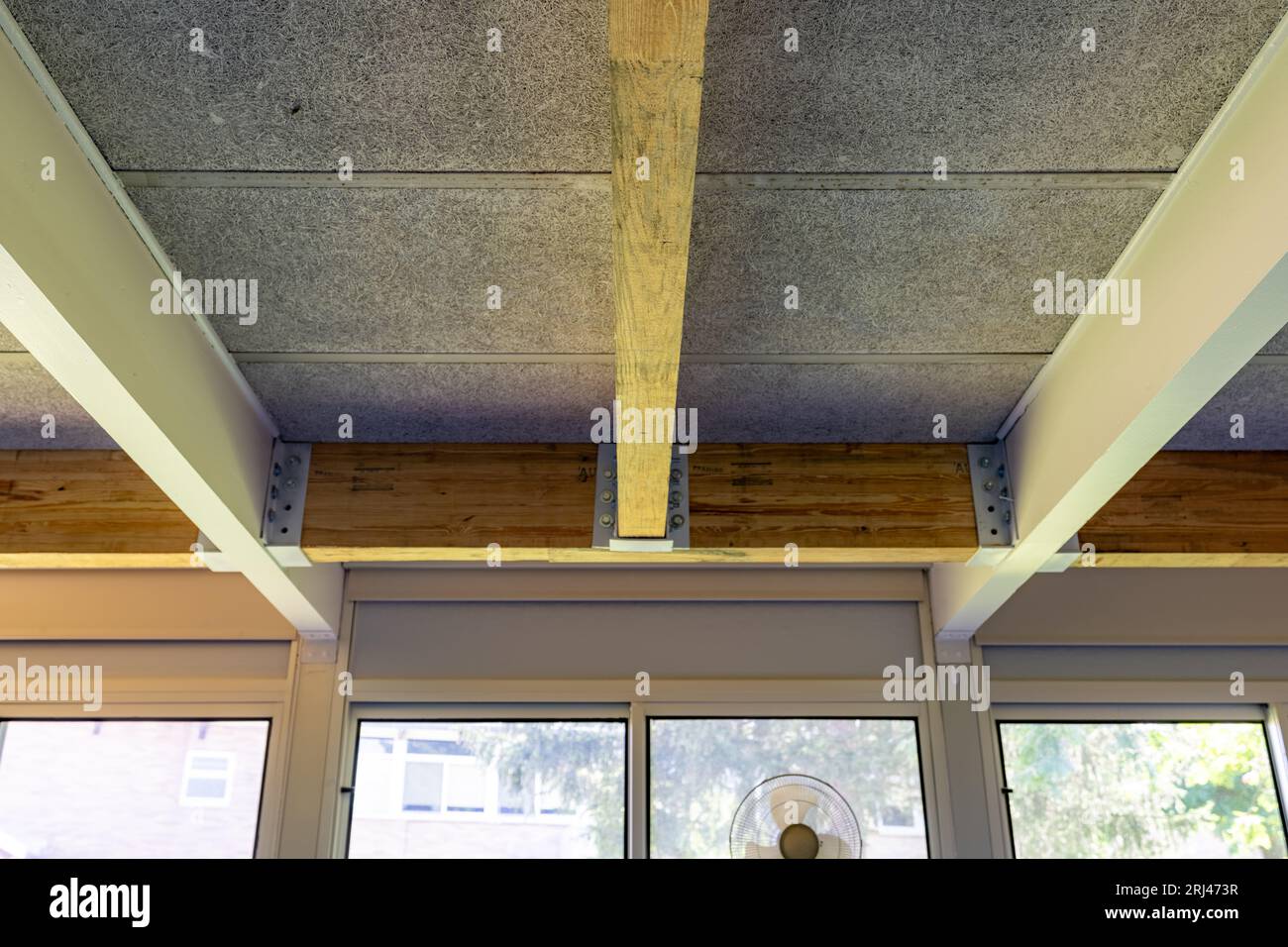 Utilisation de poutres stratifiées durables en colle bois pour renforcer un bâtiment existant. Banque D'Images