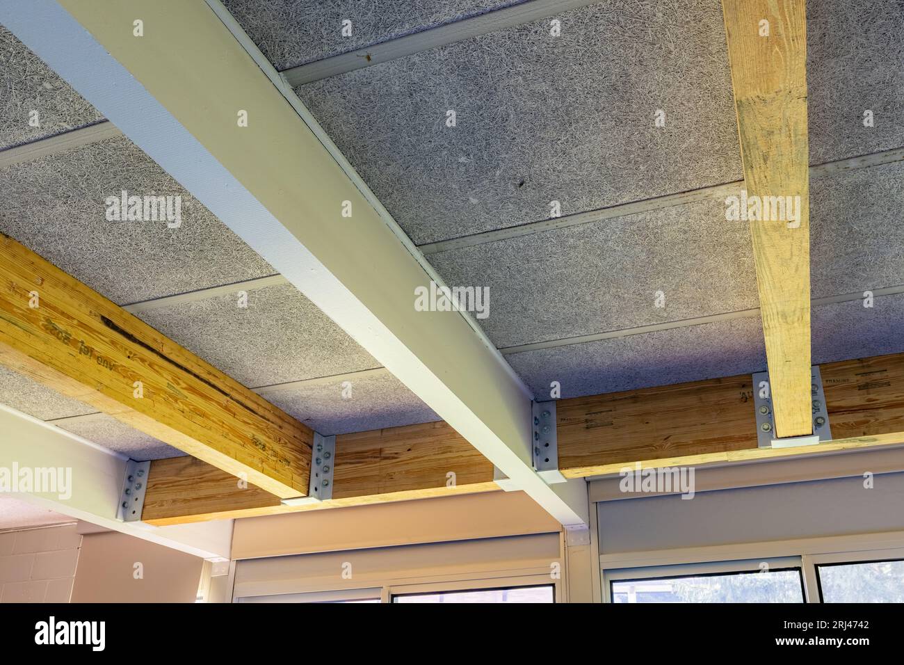 Utilisation de poutres stratifiées durables en colle bois pour renforcer un bâtiment existant. Banque D'Images