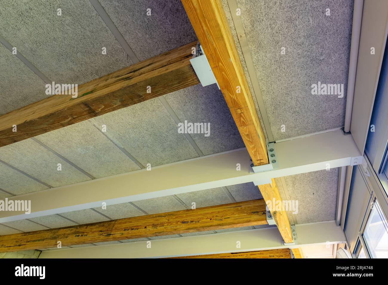 Utilisation de poutres stratifiées durables en colle bois pour renforcer un bâtiment existant. Banque D'Images