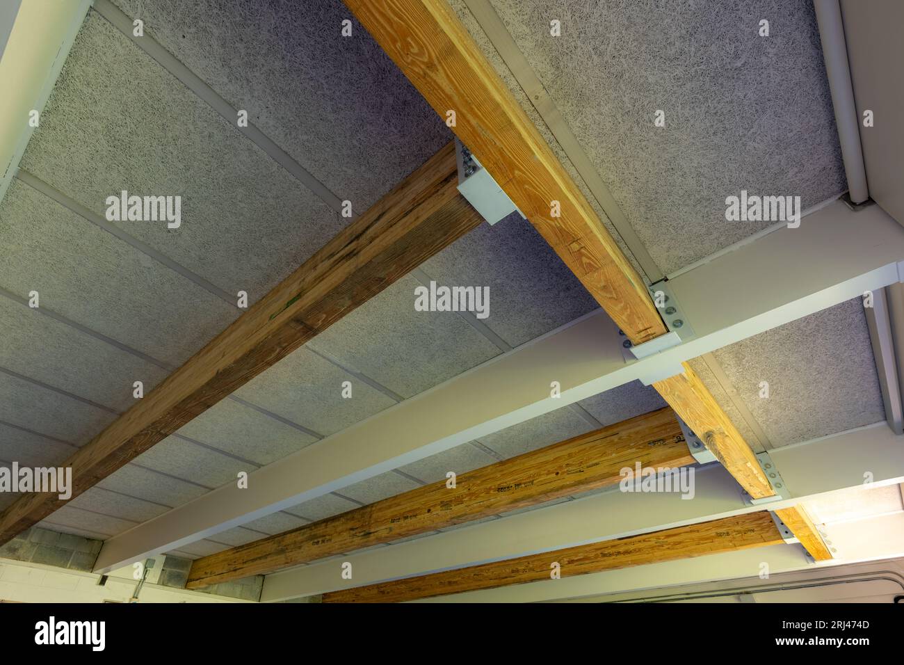 Utilisation de poutres stratifiées durables en colle bois pour renforcer un bâtiment existant. Banque D'Images
