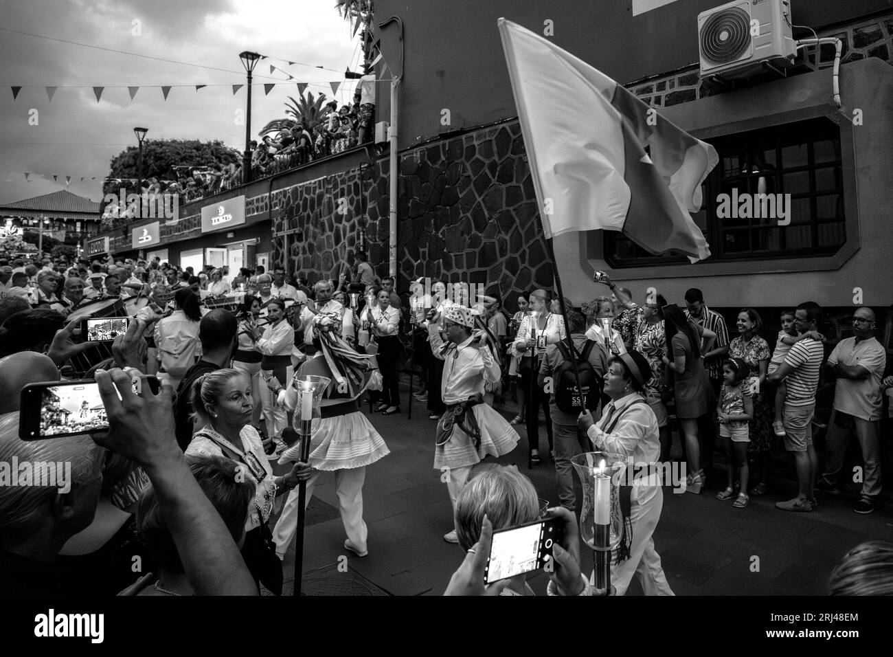PUERTO DE LA CRUZ, ESPAGNE - 16 JUILLET 2023 : procession en l'honneur de notre-Dame du Mont Carmel dans les rues de la ville. Noir et blanc. Banque D'Images