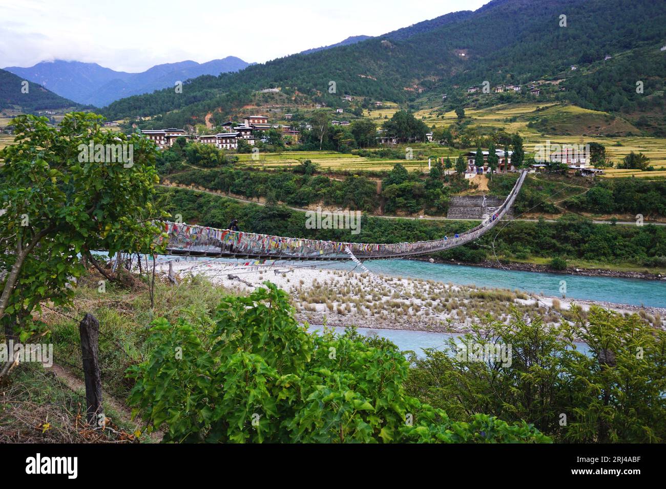 Le pont suspendu de Punakha, le deuxième plus long du Bhoutan, s'étend sur 160 mètres à travers la rivière Pho Chhu, reliant Punakha Dzong au reste de la vallée Banque D'Images