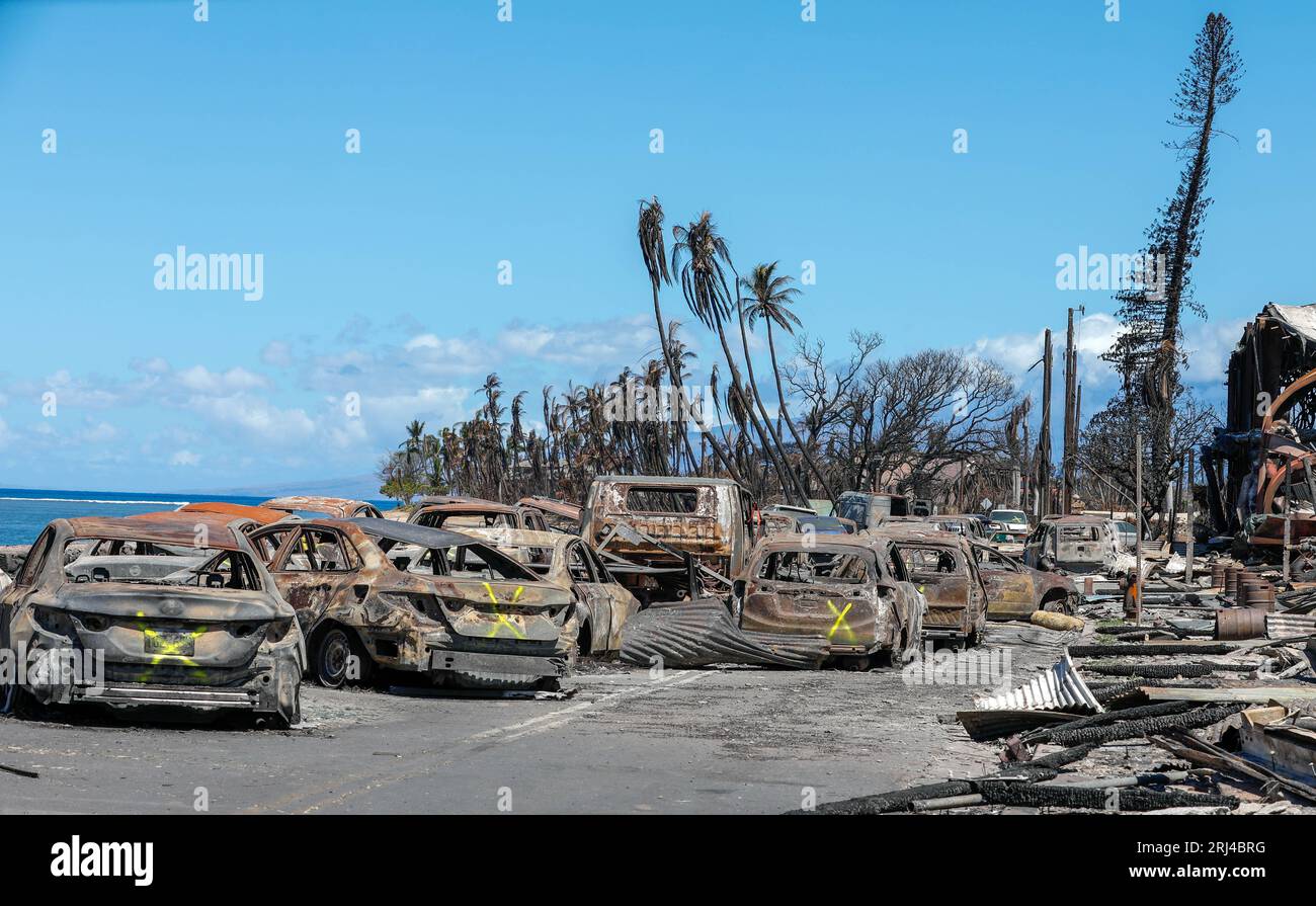 Bâtiments et véhicules endommagés de la ville de Lahaina détruits dans les feux de forêt de Maui à Lahaina, Maui, le 18 août 2023. Les membres de la Force opérationnelle interarmées combinée-50 de l'armée d'Hawaï et de la Garde nationale aérienne, de l'armée américaine en service actif et de la Réserve soutiennent activement les autorités du comté de Maui pour assurer immédiatement la sécurité, la sûreté, et le bien-être des personnes touchées par les feux de forêt pour assurer un soutien indéfectible à la communauté de Maui et aux premiers intervenants. (Photo de la Garde nationale de l'armée américaine par SPC. Sean Walker) Banque D'Images