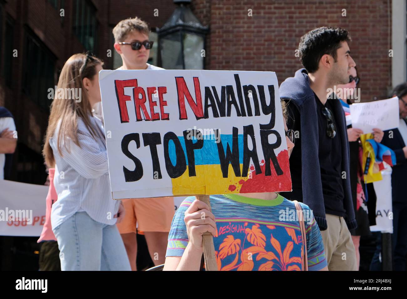 Londres, Royaume-Uni. 20 août 2023. Une marche et un rassemblement anti-Poutine ont eu lieu à l'occasion du troisième anniversaire de l'empoisonnement Novichok du chef de l'opposition russe Alexeï Navalny lors d'un vol intérieur. Les partisans qui participent aux rassemblements mondiaux "Poutine est un tueur" appellent à la liberté de Navalny, qui devrait purger trois décennies de prison, après que les autorités ont ajouté 19 ans de prison en plus d'une peine existante plus tôt ce mois-ci. Crédit : Photographie de onzième heure / Alamy Live News Banque D'Images