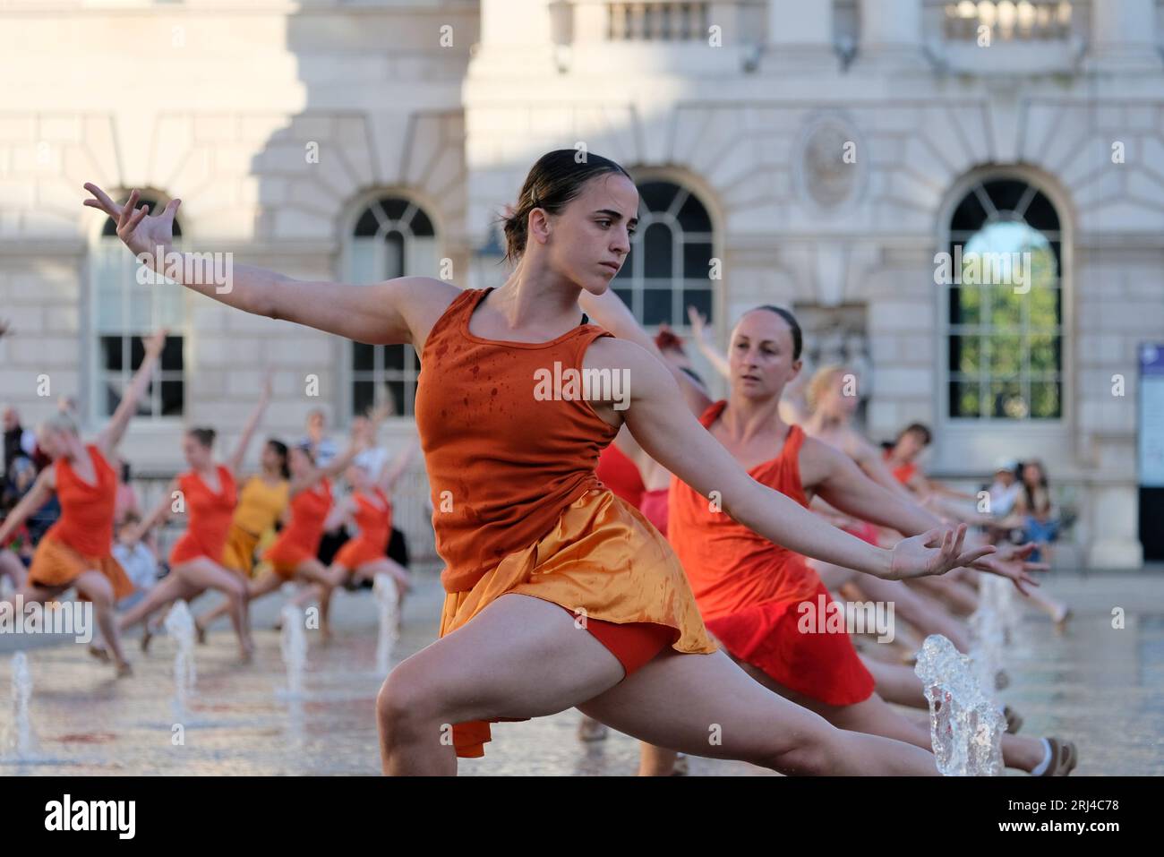 Londres, Royaume-Uni. 20 août 2023. Un groupe de 22 danseurs interprètent contrepoint - une pièce spécialement chorégraphiée par Shobana Jeyasingh, pour les fontaines de la cour de Somerset House, combinant les styles de danse classique contemporaine et indienne. Les représentations font partie du festival Inside Out Arts du Westminster Council, qui se déroule tout au long du mois d'août. Crédit : Photographie de onzième heure / Alamy Live News Banque D'Images