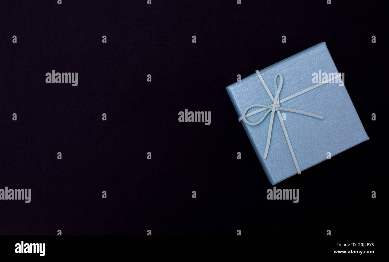 Boîtes cadeaux de Noël isolées sur fond noir, sauf espace de copie. Banque D'Images