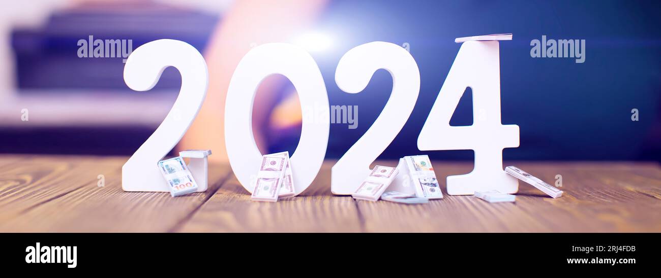 L'idée d'investir de l'argent dans 2024, l'immobilier ou bitcoin comme une augmentation de l'argent Banque D'Images