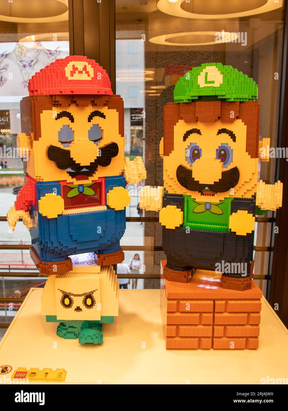 Bordeaux , France - 08 19 2023 : Nintendo super mario luigi Brother logo et signe de texte sur le modèle de brique de jouet en plastique lego boutique publicité mario K. Banque D'Images