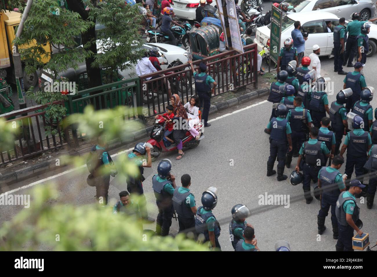 Dhaka Bangladesh 11 août 2023. Présence policière dans les rues de la capitale centrée sur la marche de masse organisée par le parti d'opposition BNP, Dhak Banque D'Images