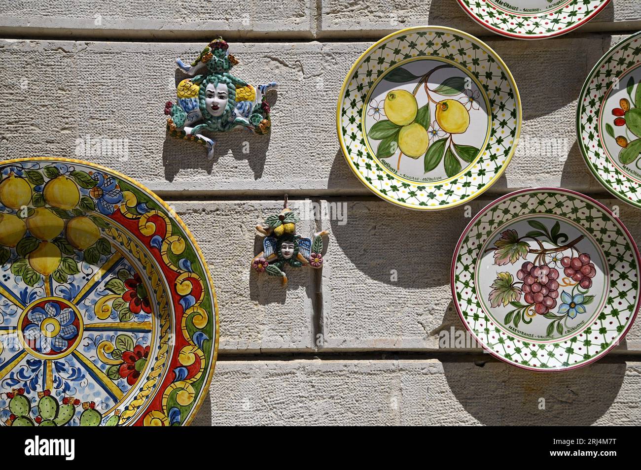 Assiettes traditionnelles en céramique majolique faites à la main avec des motifs siciliens typiques avec le symbole sicilien de Trinacria à Scicli Sicile, Italie. Banque D'Images