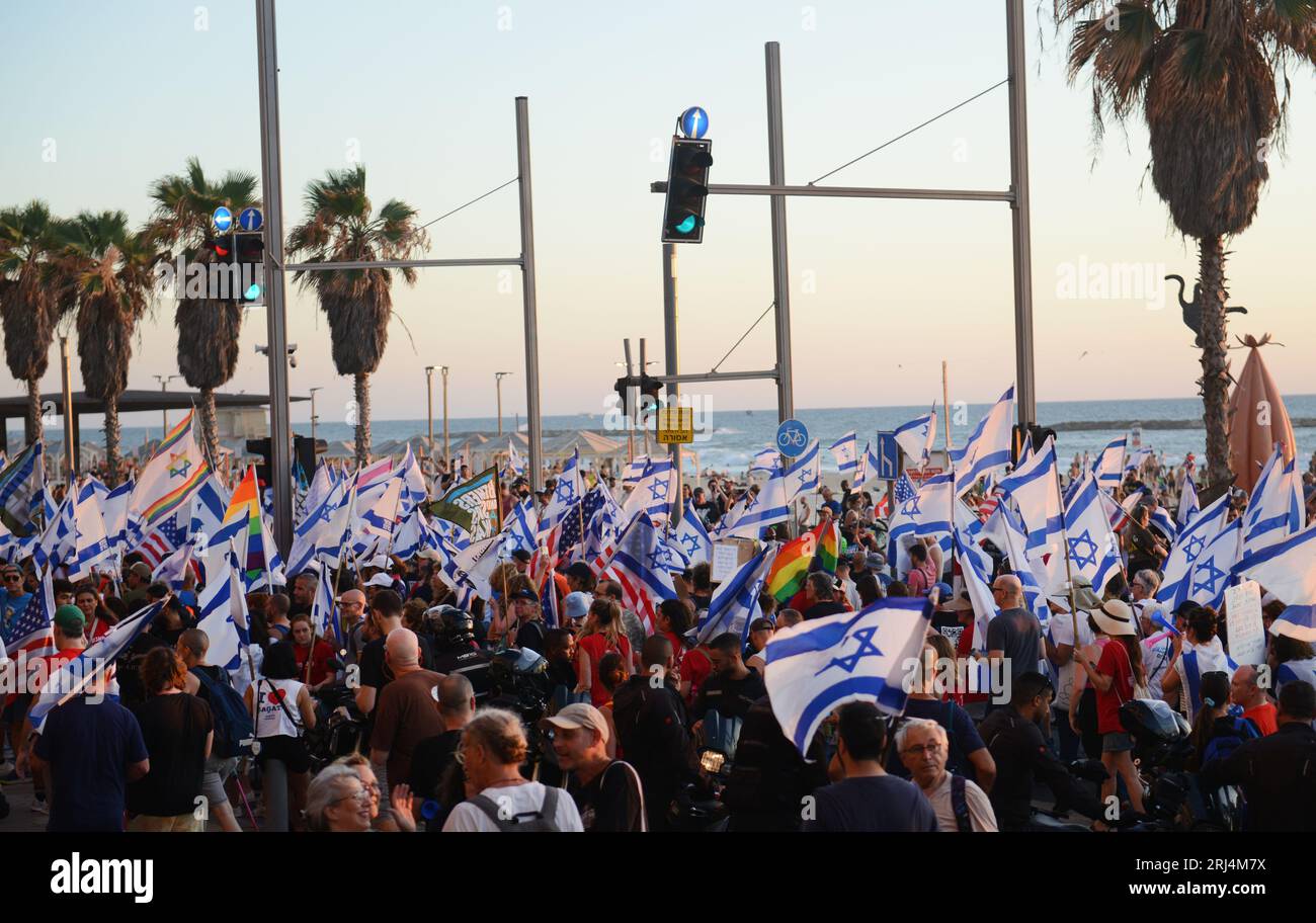 11 juillet 2023, tel-Aviv, Israël. Manifestants manifestant contre les changements de politique judiciaire du gouvernement israélien et la perte de la démocratie. Banque D'Images