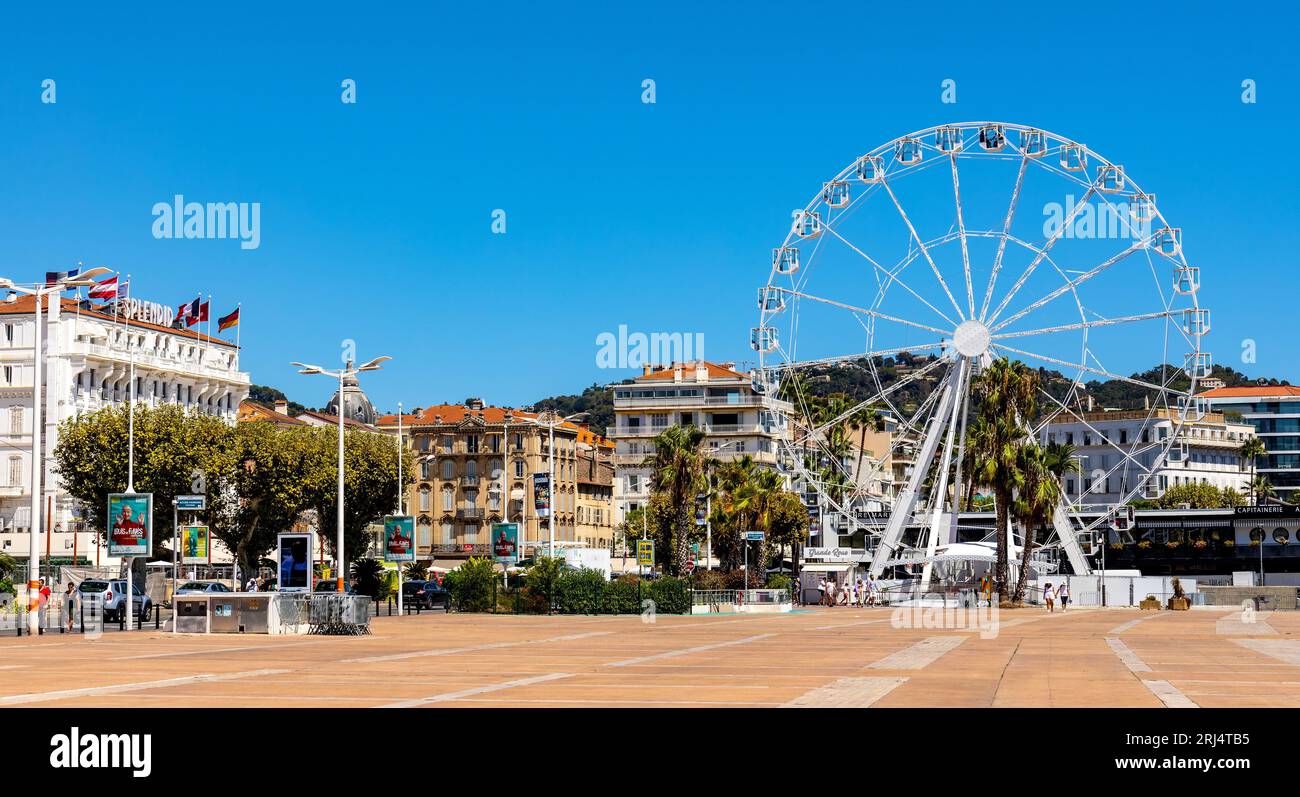 Cannes, France - 31 juillet 2022 : Grande roue grande roue sur la place  Promenade de la Pantiero à côté du Palais des Festivals et Congrès et de la  marina Photo Stock - Alamy