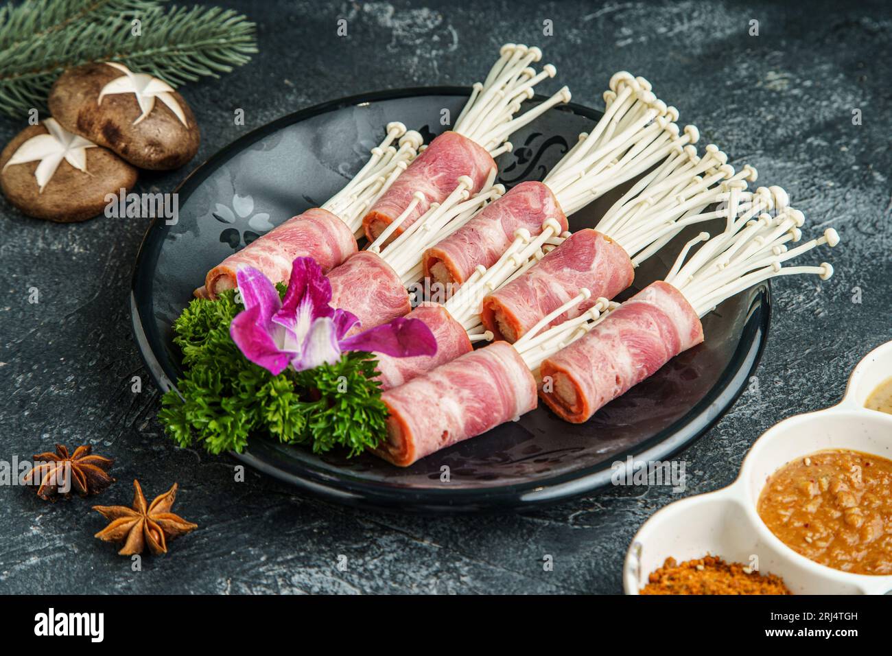 Golden Needle Mushroom avec bacon pour bbq japonais ou bbq coréen Banque D'Images