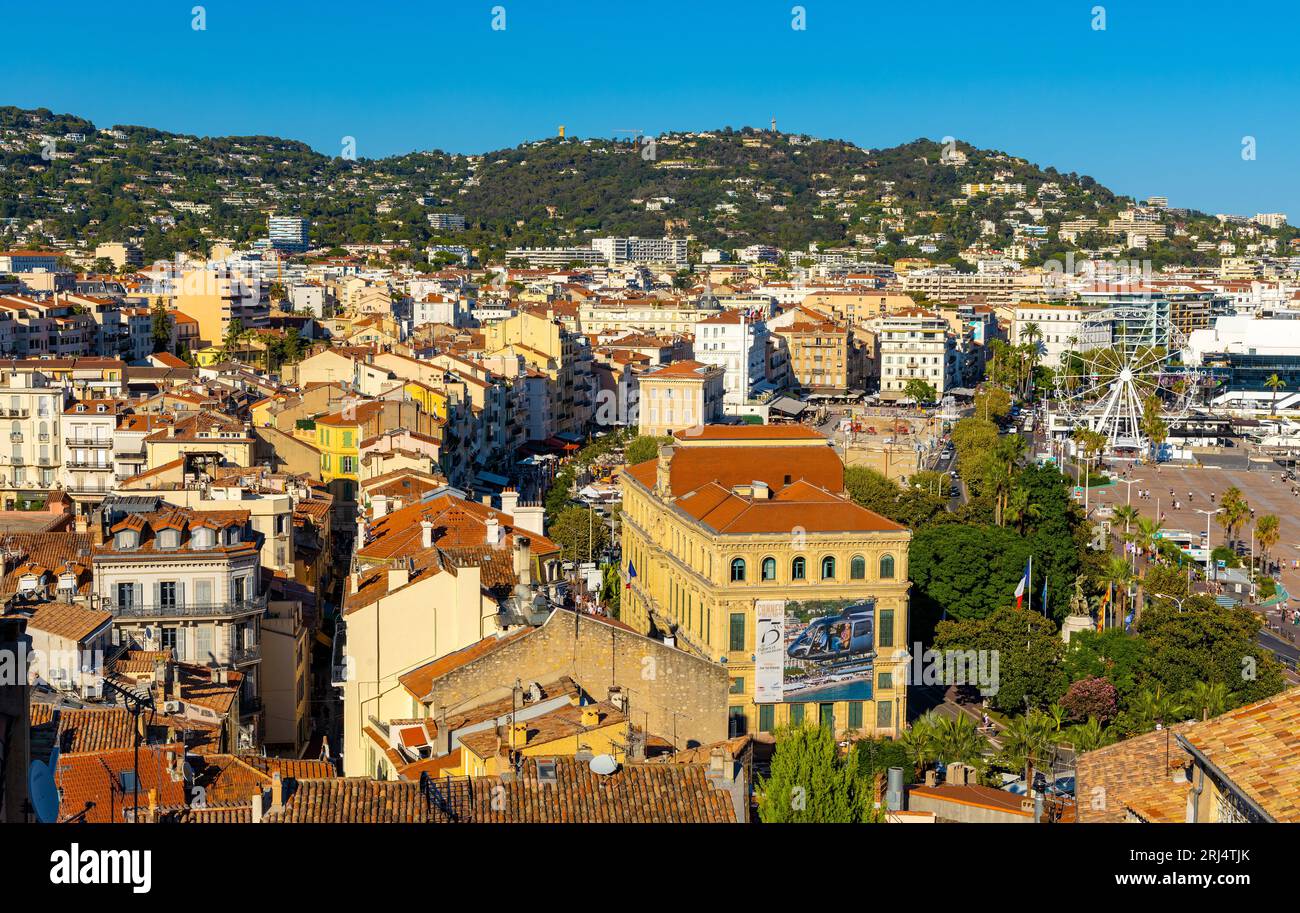 Cannes, France - 31 juillet 2022 : panorama du centre-ville de Cannes avec quartier historique du centre-ville et port de plaisance sur la mer Méditerranée Banque D'Images