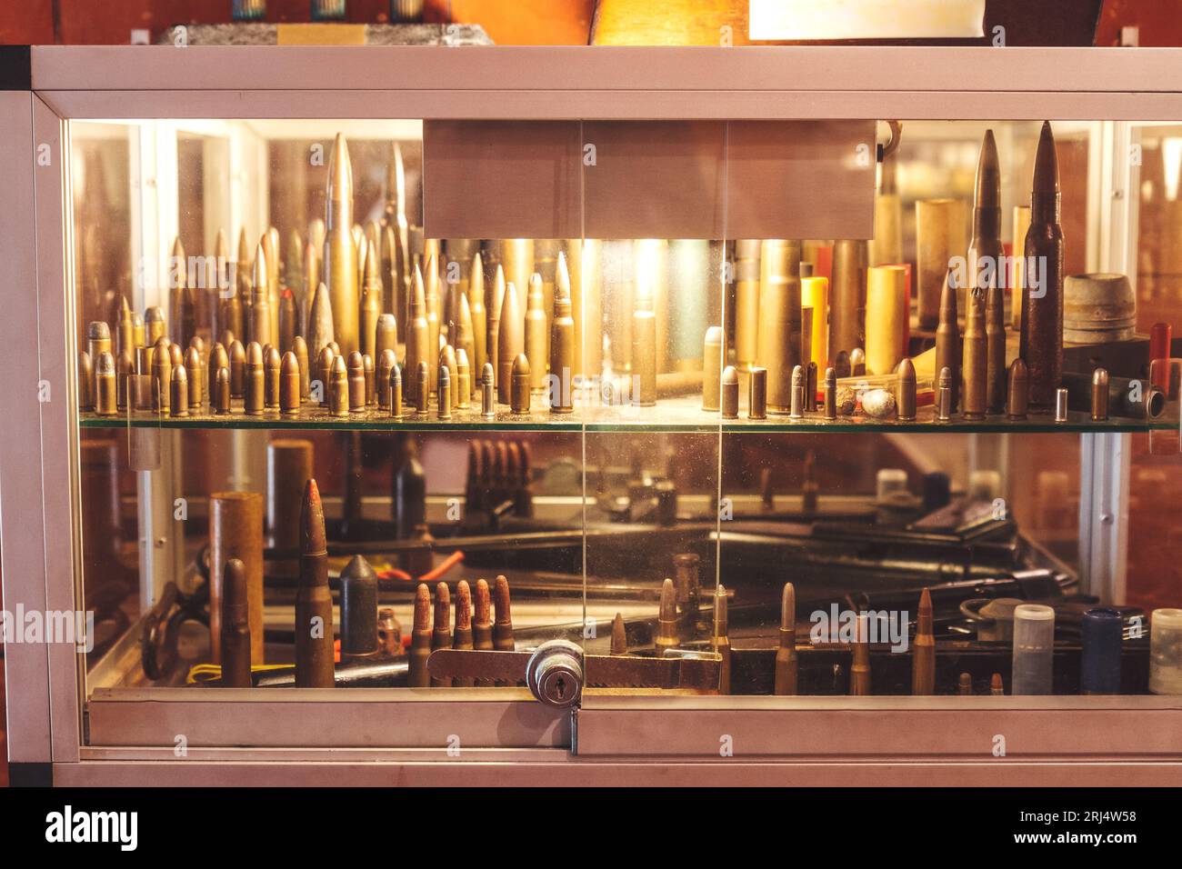 étagère avec cartouches dans un magasin militaire Banque D'Images