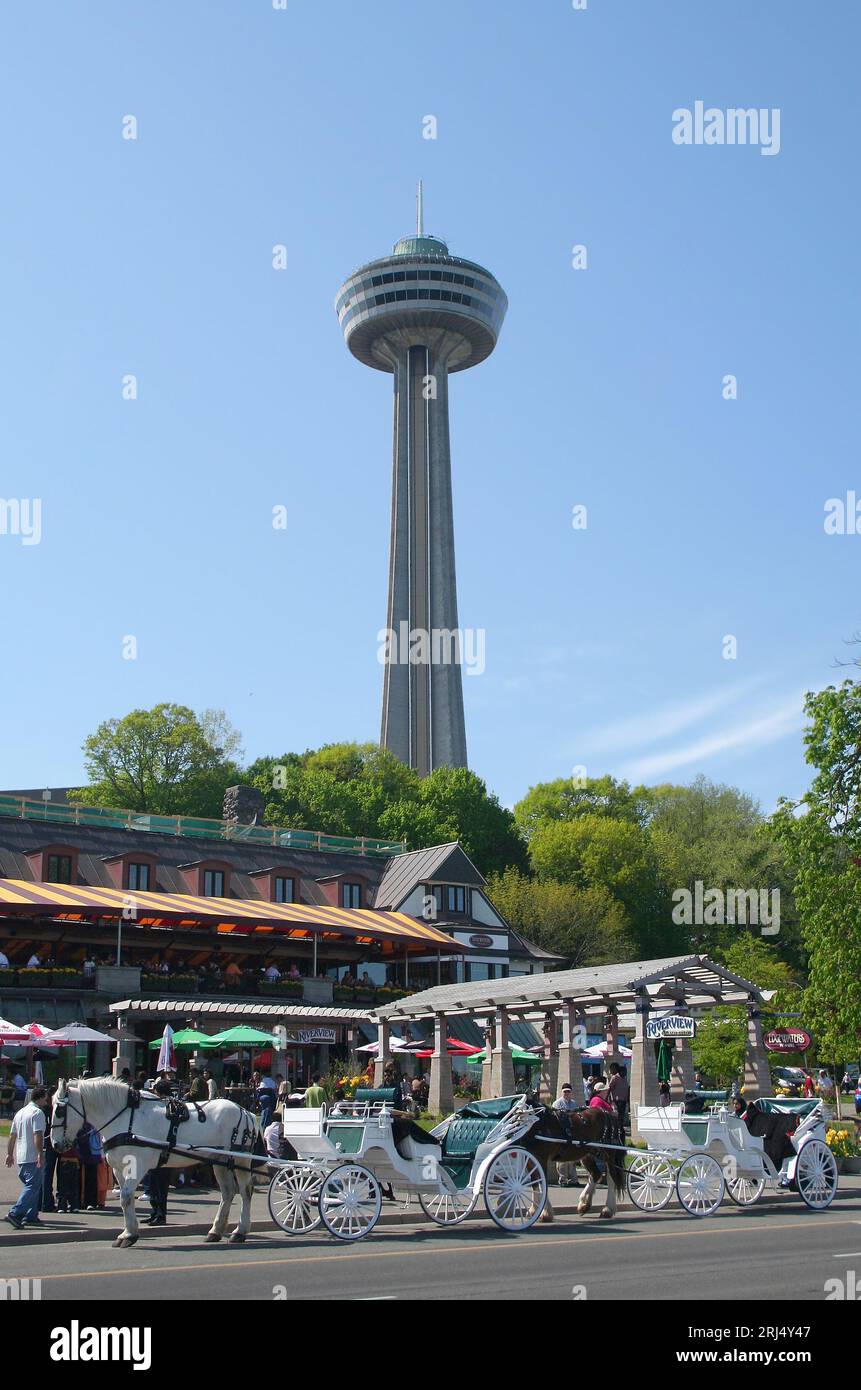 NIAGARA FALLS, ONTARIO, CANADA-MAI 21 : des calèches attendent les touristes devant la tour Skylon. 21,2007 mai à Niagara Falls, ON, Canada Banque D'Images