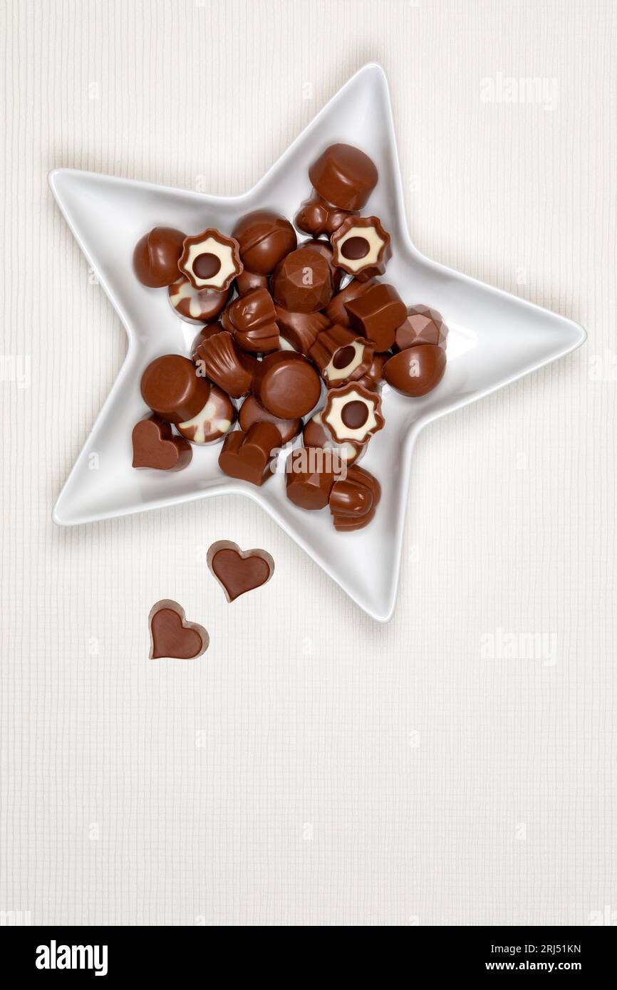 Chocolats au lait dans un bol en forme d'étoile Banque D'Images