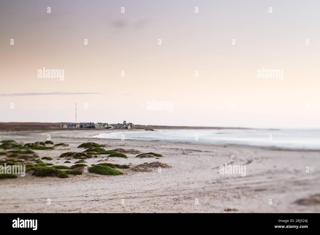 Cape Cross Settlement, Kaap Kruis, Cabo da Cruz South Atlantic à Skeleton Coast, ouest de la Namibie, photographie de paysage avec changement d'inclinaison Banque D'Images