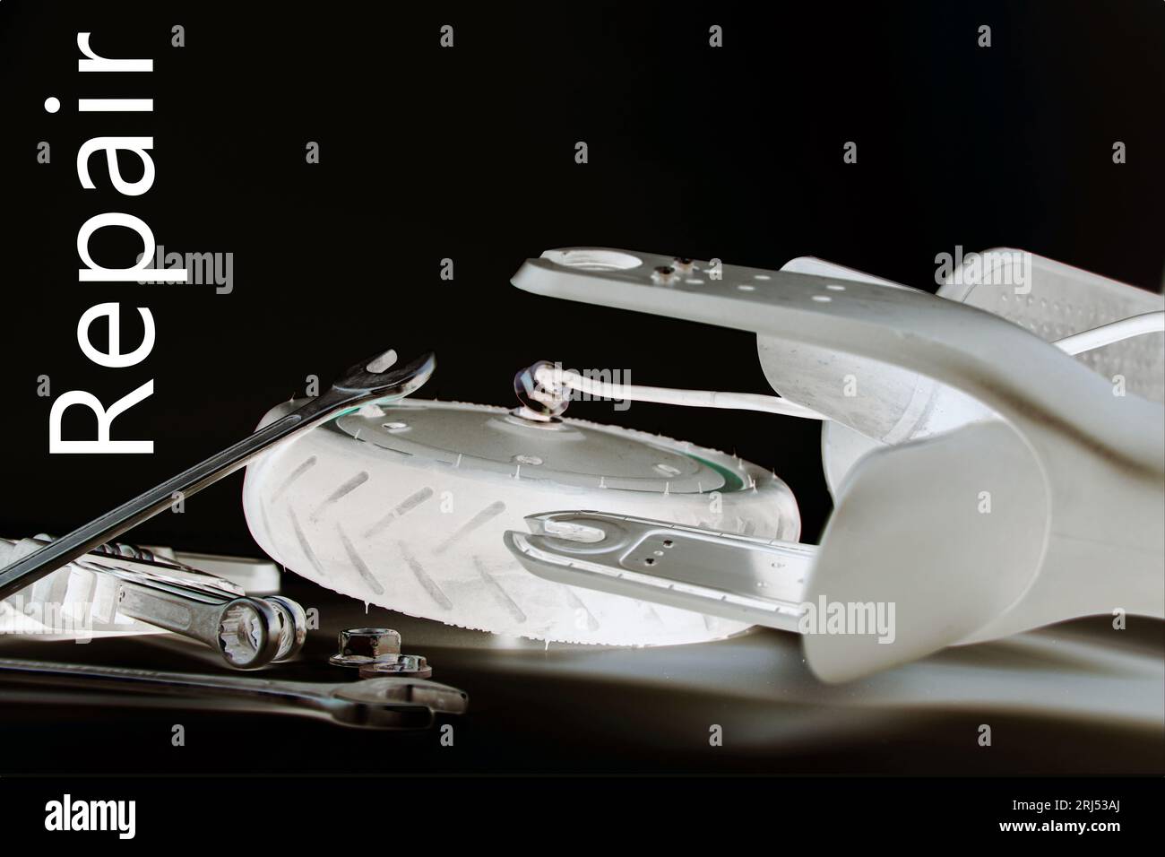 Démontage de scooter électrique, crevaison de roue et remplacement de roue par une nouvelle, services de réparation de véhicule électrique et texte de réparation, publicité banne Banque D'Images