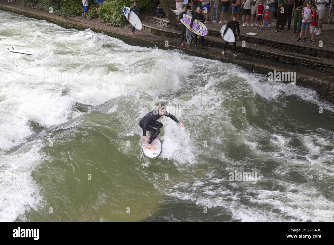 Surf à Englischer garten à Munich Banque D'Images