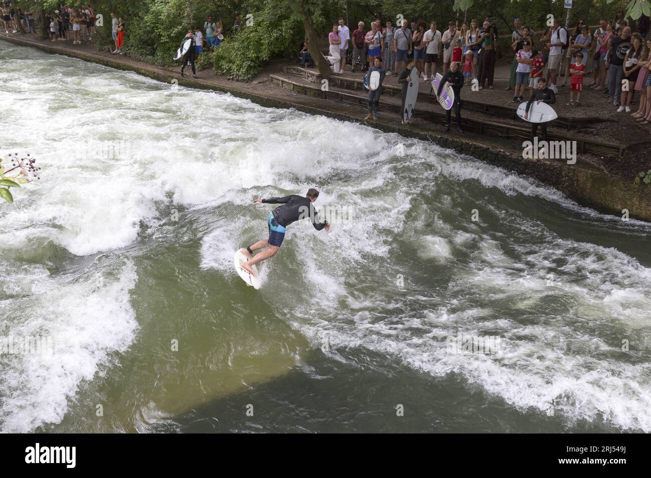 Surf à Englischer garten à Munich Banque D'Images