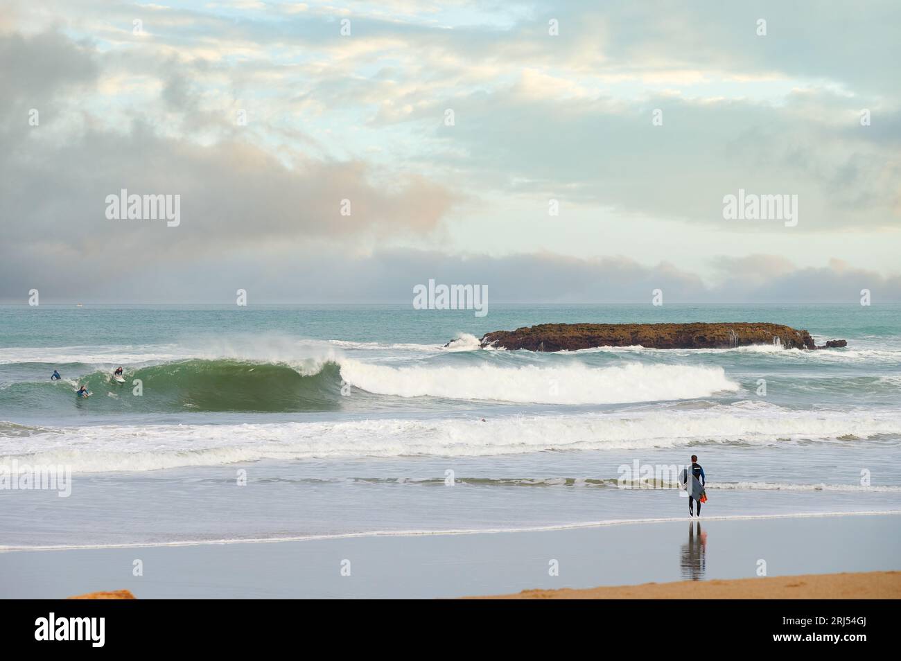 Surfeurs sur la plage Grande Plage de Biarritz, Aquitaine, pyrénées atlantique, Pays basque, France du Sud, Europe Banque D'Images